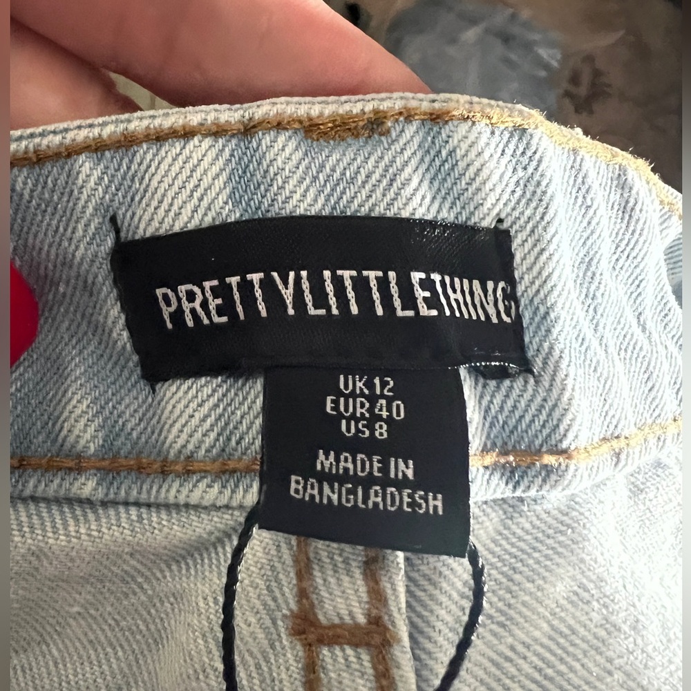 ๐ NWT PRETTYLITTLETHING Washed Distressed High Rise Mom Jeans in Light Blue Sz 8 - Picture 6 of 7